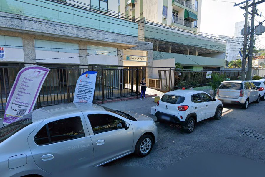Entrada do edifício Paço da Praça, na Praça Seca, onde fica o consultório